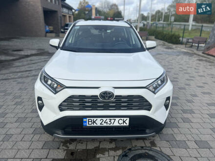 Тойота РАВ 4 2019 в Ровно на Automoto.ua Белый Тойота РАВ 4, объемом двигателя 1.99 л и пробегом 83 тыс. км за 28400 $, фото 1 на Automoto.ua