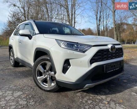 Тойота РАВ 4 2019 в Полтаве на Automoto.ua Белый Тойота РАВ 4, объемом двигателя 1.99 л и пробегом 101 тыс. км за 28700 $, фото 1 на Automoto.ua