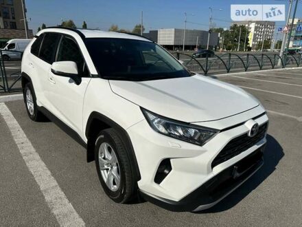 Тойота РАВ 4 2019 у Харкові на Automoto.ua Білий Тойота РАВ 4, об'ємом двигуна 1.99 л та пробігом 51 тис. км за 33700 $, фото 1 на Automoto.ua