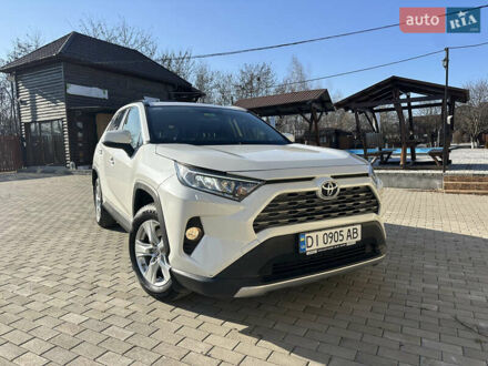 Тойота РАВ 4 2019 в Тячеве на Automoto.ua Белый Тойота РАВ 4, объемом двигателя 2 л и пробегом 98 тыс. км за 26400 $, фото 1 на Automoto.ua