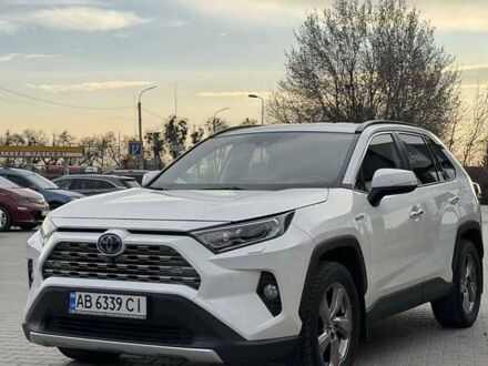 Тойота РАВ 4 2019 у Вінниці на Automoto.ua Білий Тойота РАВ 4, об'ємом двигуна 2.49 л та пробігом 106 тис. км за 33999 $, фото 1 на Automoto.ua