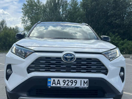 Тойота РАВ 4 2020 в Киеве на Automoto.ua Белый Тойота РАВ 4, объемом двигателя 2.49 л и пробегом 70 тыс. км за 34000 $, фото 1 на Automoto.ua