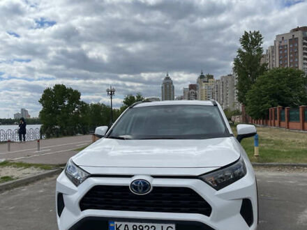 Тойота РАВ 4 2020 в Буче на Automoto.ua Белый Тойота РАВ 4, объемом двигателя 2.5 л и пробегом 70 тыс. км за 32900 $, фото 1 на Automoto.ua