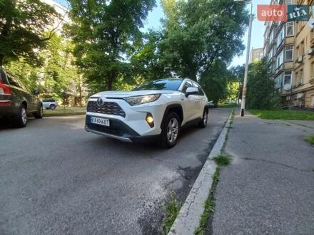 Тойота РАВ 4 2020 у Києві на Automoto.ua Білий Тойота РАВ 4, об'ємом двигуна 2.49 л та пробігом 68 тис. км за 33750 $, фото 1 на Automoto.ua