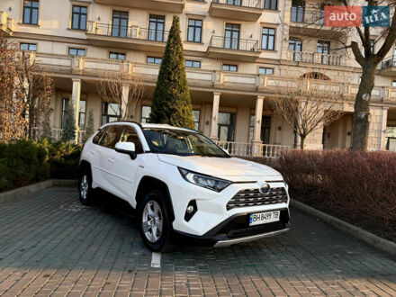 Тойота РАВ 4 2021 в Одессе на Automoto.ua Белый Тойота РАВ 4, объемом двигателя 2.49 л и пробегом 30 тыс. км за 33500 $, фото 1 на Automoto.ua