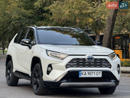 Тойота РАВ 4 2021 у Дніпро (Дніпропетровську) на Automoto.ua Білий Тойота РАВ 4, об'ємом двигуна 2.49 л та пробігом 66 тис. км за 34800 $, фото 1 на Automoto.ua