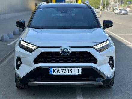 Тойота РАВ 4 2023 у Києві на Automoto.ua Білий Тойота РАВ 4, об'ємом двигуна 2.5 л та пробігом 40 тис. км за 43700 $, фото 1 на Automoto.ua