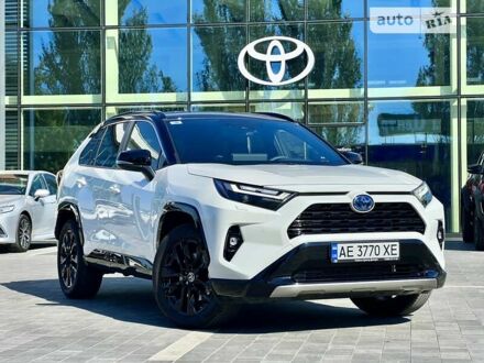 Тойота РАВ 4 2023 у Дніпро (Дніпропетровську) на Automoto.ua Білий Тойота РАВ 4, об'ємом двигуна 2.5 л та пробігом 7 тис. км за 46500 $, фото 1 на Automoto.ua