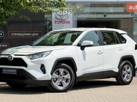 Тойота РАВ 4 2023 в Ужгороде на Automoto.ua Белый Тойота РАВ 4, объемом двигателя 1.99 л и пробегом 5 тыс. км за 28216 $, фото 1 на Automoto.ua