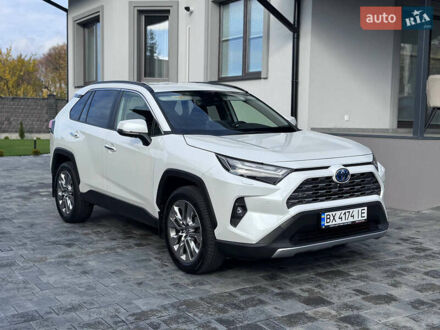 Тойота РАВ 4 2023 у Рівному на Automoto.ua Білий Тойота РАВ 4, об'ємом двигуна 2.49 л та пробігом 27 тис. км за 44800 $, фото 1 на Automoto.ua