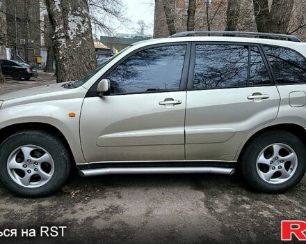 Бежевый Тойота РАВ 4, объемом двигателя 2 л и пробегом 245 тыс. км за 8000 $, фото 1 на Automoto.ua