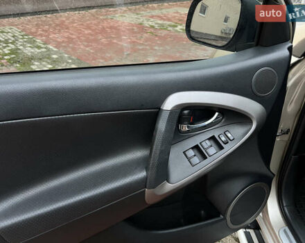 Бежевий Тойота РАВ 4, об'ємом двигуна 2 л та пробігом 230 тис. км за 10300 $, фото 18 на Automoto.ua