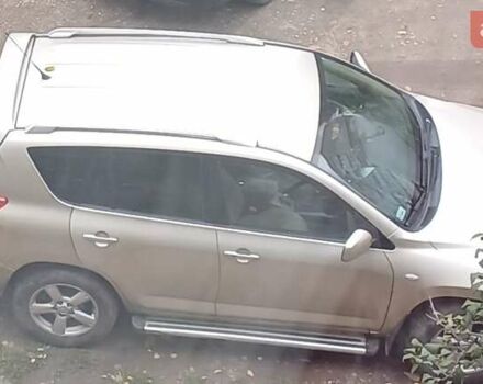 Бежевый Тойота РАВ 4, объемом двигателя 2 л и пробегом 250 тыс. км за 10700 $, фото 1 на Automoto.ua