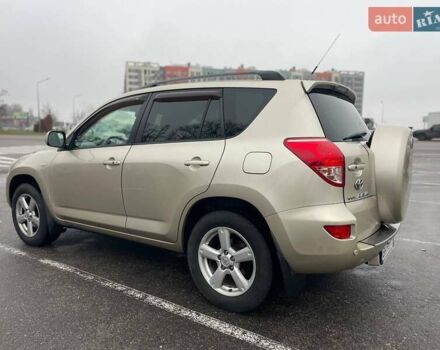 Бежевый Тойота РАВ 4, объемом двигателя 2 л и пробегом 235 тыс. км за 9500 $, фото 1 на Automoto.ua