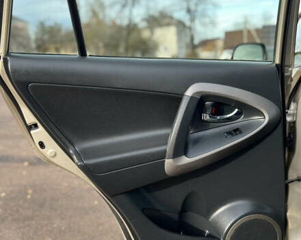 Бежевый Тойота РАВ 4, объемом двигателя 2 л и пробегом 160 тыс. км за 7950 $, фото 29 на Automoto.ua