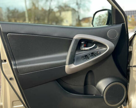 Бежевый Тойота РАВ 4, объемом двигателя 2 л и пробегом 160 тыс. км за 7950 $, фото 25 на Automoto.ua