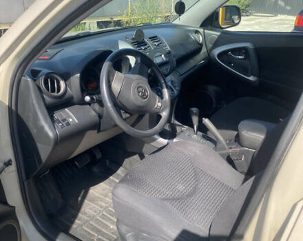 Бежевый Тойота РАВ 4, объемом двигателя 2 л и пробегом 120 тыс. км за 7500 $, фото 6 на Automoto.ua