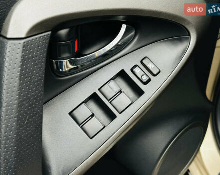 Бежевий Тойота РАВ 4, об'ємом двигуна 2 л та пробігом 157 тис. км за 13400 $, фото 24 на Automoto.ua