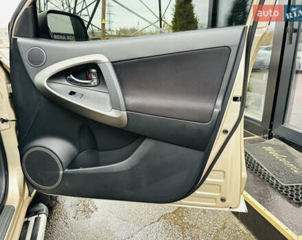 Бежевий Тойота РАВ 4, об'ємом двигуна 2 л та пробігом 157 тис. км за 13400 $, фото 23 на Automoto.ua