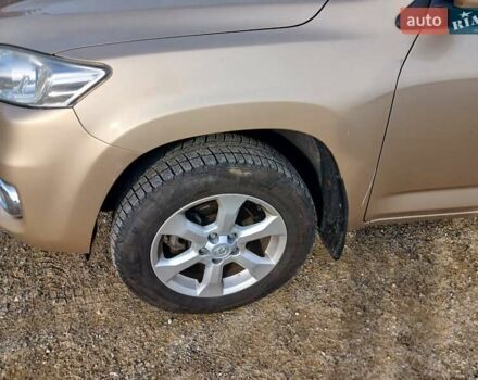 Бежевый Тойота РАВ 4, объемом двигателя 2 л и пробегом 259 тыс. км за 12991 $, фото 2 на Automoto.ua