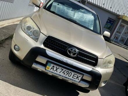 Бежевый Тойота РАВ 4, объемом двигателя 2 л и пробегом 132 тыс. км за 9550 $, фото 1 на Automoto.ua