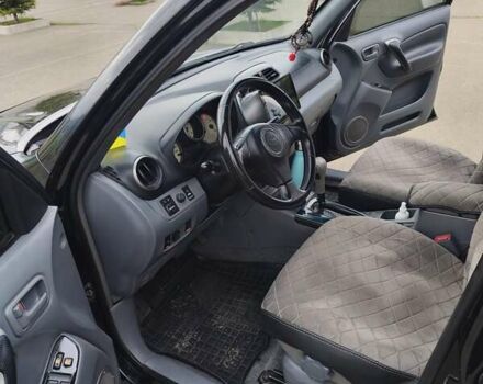 Чорний Тойота РАВ 4, об'ємом двигуна 2 л та пробігом 270 тис. км за 6500 $, фото 6 на Automoto.ua