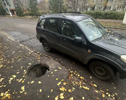 Черный Тойота РАВ 4, объемом двигателя 2 л и пробегом 395 тыс. км за 4200 $, фото 1 на Automoto.ua