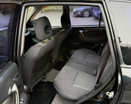 Черный Тойота РАВ 4, объемом двигателя 2 л и пробегом 230 тыс. км за 6500 $, фото 6 на Automoto.ua