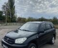 Черный Тойота РАВ 4, объемом двигателя 2 л и пробегом 300 тыс. км за 6000 $, фото 1 на Automoto.ua