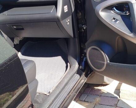 Черный Тойота РАВ 4, объемом двигателя 2 л и пробегом 190 тыс. км за 8800 $, фото 5 на Automoto.ua