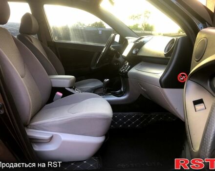 Чорний Тойота РАВ 4, об'ємом двигуна 2.4 л та пробігом 273 тис. км за 8300 $, фото 7 на Automoto.ua