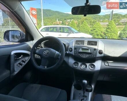 Черный Тойота РАВ 4, объемом двигателя 2 л и пробегом 245 тыс. км за 7999 $, фото 6 на Automoto.ua