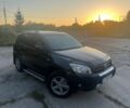 Чорний Тойота РАВ 4, об'ємом двигуна 2 л та пробігом 273 тис. км за 10500 $, фото 1 на Automoto.ua
