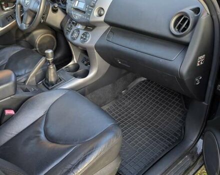 Чорний Тойота РАВ 4, об'ємом двигуна 2.2 л та пробігом 227 тис. км за 8500 $, фото 4 на Automoto.ua