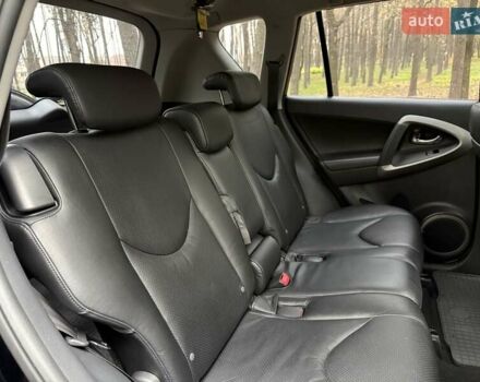 Чорний Тойота РАВ 4, об'ємом двигуна 2 л та пробігом 177 тис. км за 10999 $, фото 29 на Automoto.ua
