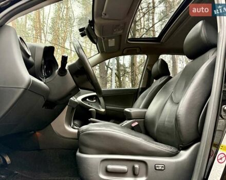 Чорний Тойота РАВ 4, об'ємом двигуна 2 л та пробігом 177 тис. км за 10999 $, фото 16 на Automoto.ua