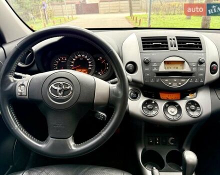 Чорний Тойота РАВ 4, об'ємом двигуна 2 л та пробігом 177 тис. км за 10999 $, фото 35 на Automoto.ua