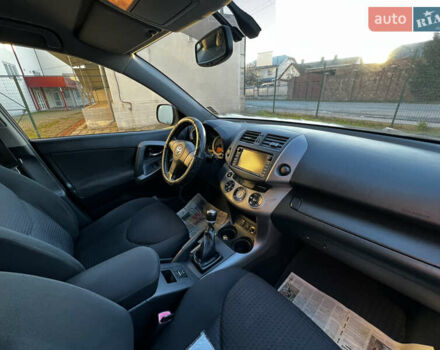 Чорний Тойота РАВ 4, об'ємом двигуна 2.23 л та пробігом 235 тис. км за 9100 $, фото 16 на Automoto.ua