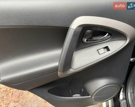 Чорний Тойота РАВ 4, об'ємом двигуна 2 л та пробігом 177 тис. км за 10999 $, фото 54 на Automoto.ua