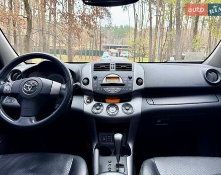 Чорний Тойота РАВ 4, об'ємом двигуна 2 л та пробігом 177 тис. км за 10999 $, фото 23 на Automoto.ua