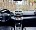 Чорний Тойота РАВ 4, об'ємом двигуна 2 л та пробігом 177 тис. км за 10999 $, фото 23 на Automoto.ua
