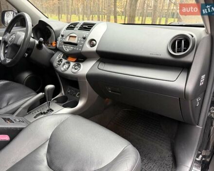 Чорний Тойота РАВ 4, об'ємом двигуна 2 л та пробігом 177 тис. км за 10999 $, фото 24 на Automoto.ua