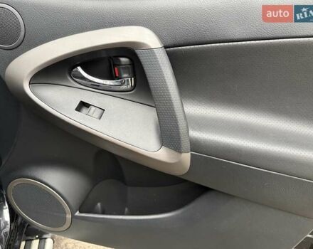 Чорний Тойота РАВ 4, об'ємом двигуна 2 л та пробігом 177 тис. км за 10999 $, фото 55 на Automoto.ua