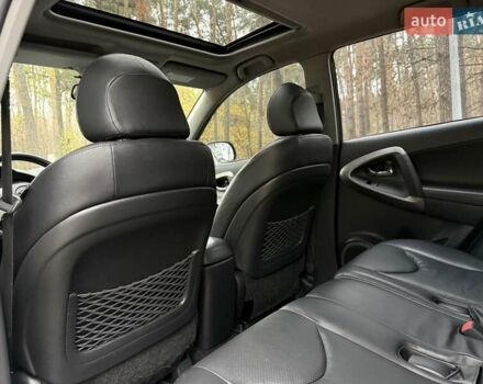 Чорний Тойота РАВ 4, об'ємом двигуна 2 л та пробігом 177 тис. км за 10999 $, фото 21 на Automoto.ua