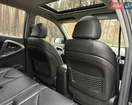 Чорний Тойота РАВ 4, об'ємом двигуна 2 л та пробігом 177 тис. км за 10999 $, фото 28 на Automoto.ua