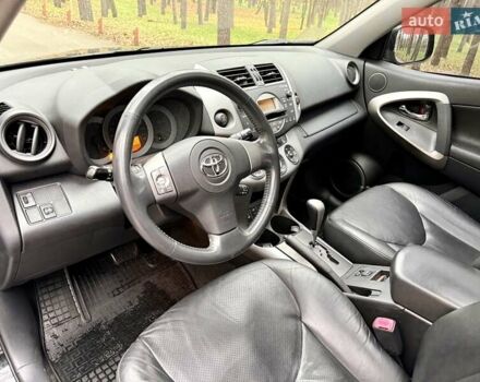 Чорний Тойота РАВ 4, об'ємом двигуна 2 л та пробігом 177 тис. км за 10999 $, фото 15 на Automoto.ua