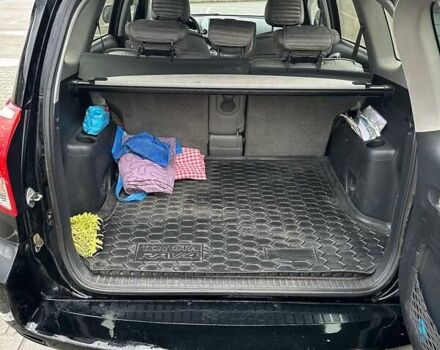 Чорний Тойота РАВ 4, об'ємом двигуна 2.4 л та пробігом 254 тис. км за 12000 $, фото 6 на Automoto.ua