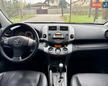 Чорний Тойота РАВ 4, об'ємом двигуна 2 л та пробігом 177 тис. км за 10999 $, фото 34 на Automoto.ua