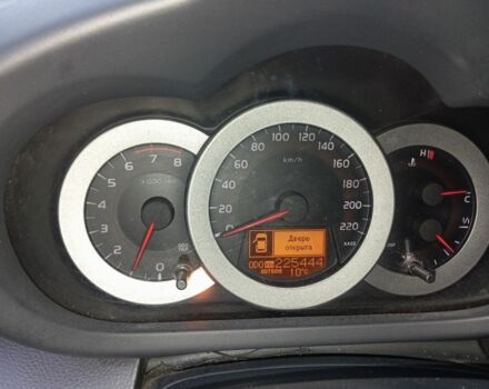 Черный Тойота РАВ 4, объемом двигателя 2 л и пробегом 225 тыс. км за 9000 $, фото 7 на Automoto.ua