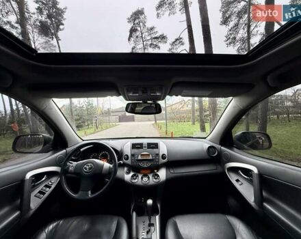 Чорний Тойота РАВ 4, об'ємом двигуна 2 л та пробігом 177 тис. км за 10999 $, фото 33 на Automoto.ua